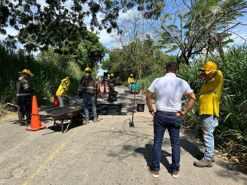 Con la aplicación de 600 metros de asfalto avanza ‘Tapando Huecos’, la iniciativa de la Gobernación para mejorar las vías de Caldas