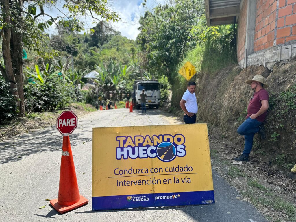 Avanza programa ‘Tapando Huecos’ en Caldas con 600 metros de asfalto aplicados