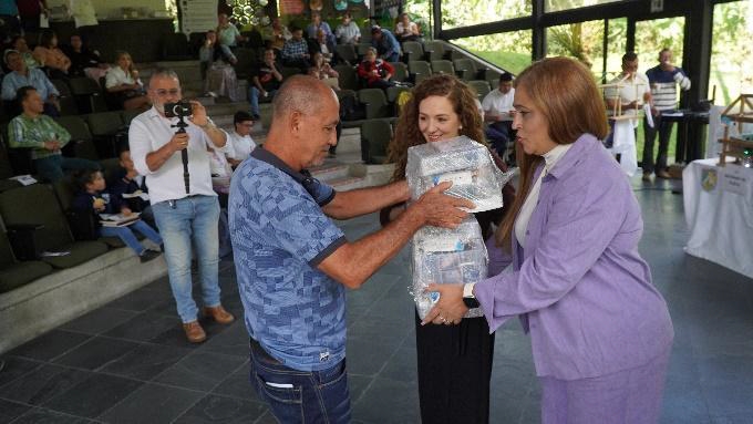 90 instituciones educativas rurales beneficiadas en el convenio Modelos Flexibles Con robótica y nuevas guías la Gobernación y el Comité de Cafeteros fortalecen la educación rural en Caldas