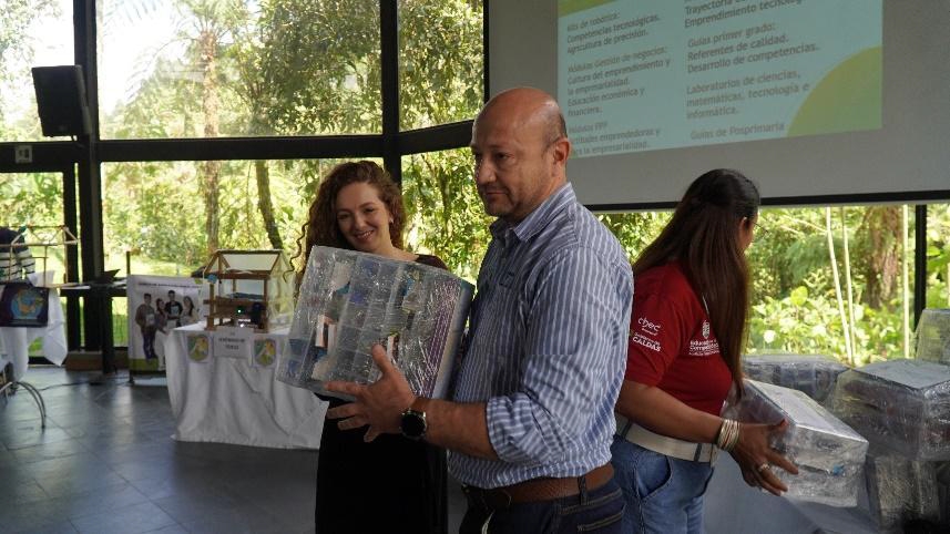 90 instituciones educativas rurales beneficiadas en el convenio Modelos Flexibles Con robótica y nuevas guías la Gobernación y el Comité de Cafeteros fortalecen la educación rural en Caldas