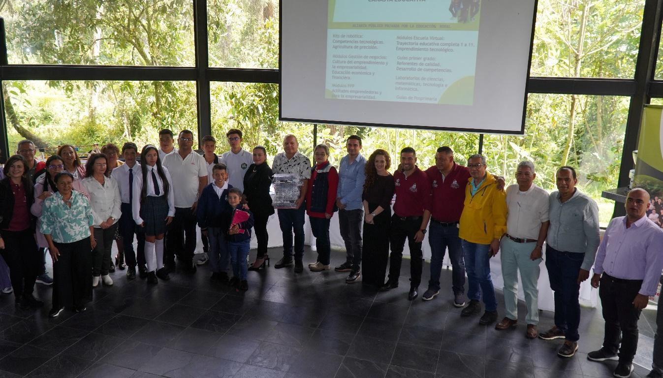 90 instituciones educativas rurales beneficiadas en el convenio Modelos Flexibles Con robótica y nuevas guías la Gobernación y el Comité de Cafeteros fortalecen la educación rural en Caldas