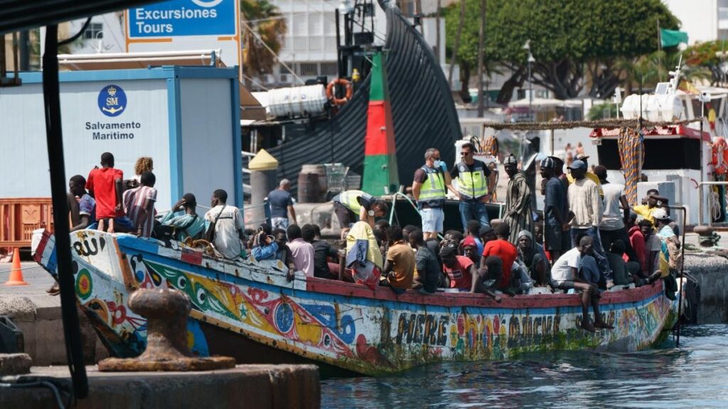 Migrantes se arriesgan a cruzar el mar para llegar a España