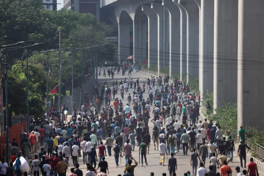 La primer ministro de Bangladesh huye mientras aumentan las protestas