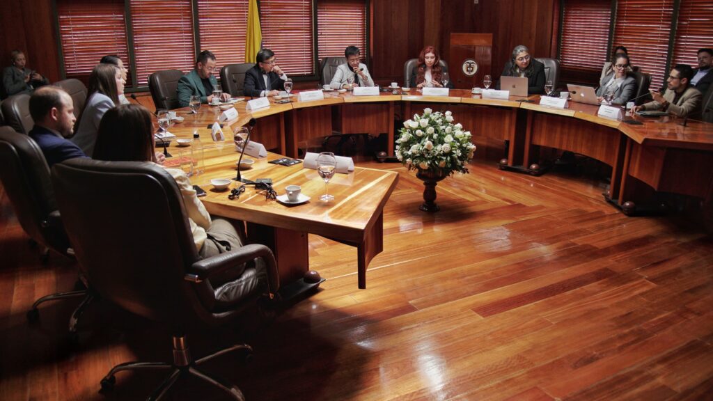 El vicepresidente de la Corte recibe a Maria Ressa y representantes de Luminate en visita protocolaria