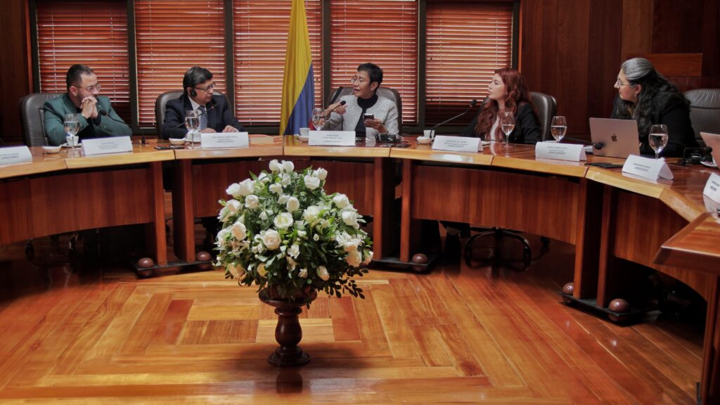 El vicepresidente de la Corte recibe a Maria Ressa y representantes de Luminate en visita protocolaria