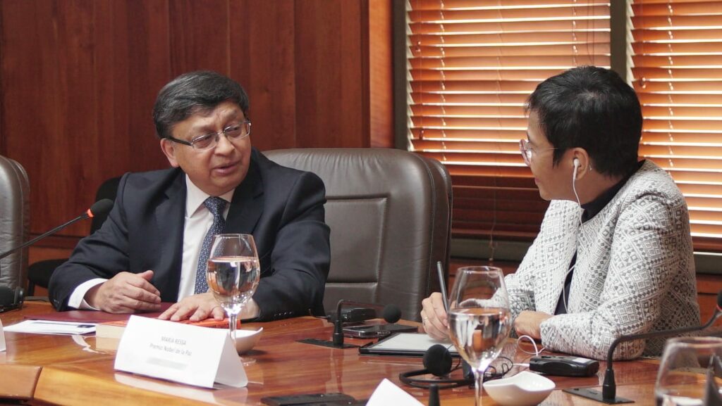 El vicepresidente de la Corte recibe a Maria Ressa y representantes de Luminate en visita protocolaria