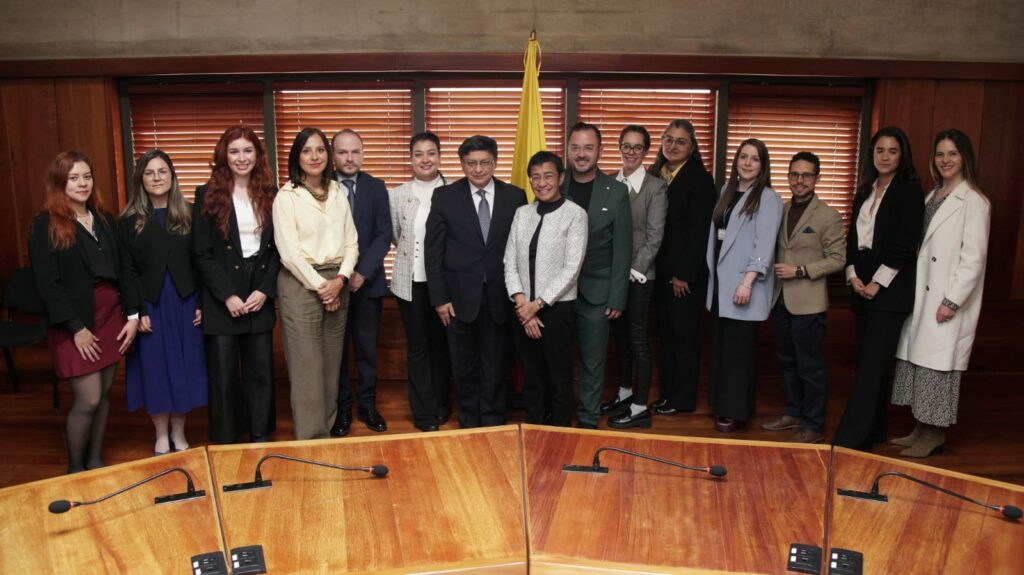 El vicepresidente de la Corte recibe a Maria Ressa y representantes de Luminate en visita protocolaria