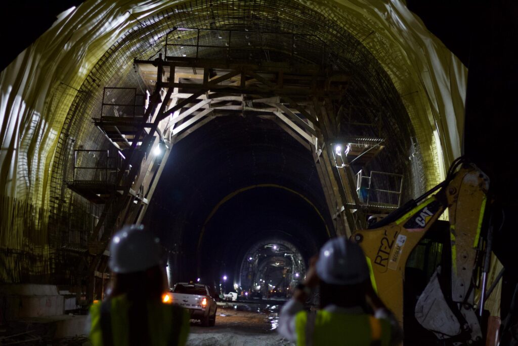 Empresarios y Líderes de Caldas Conocen Avances del Túnel del Toyo