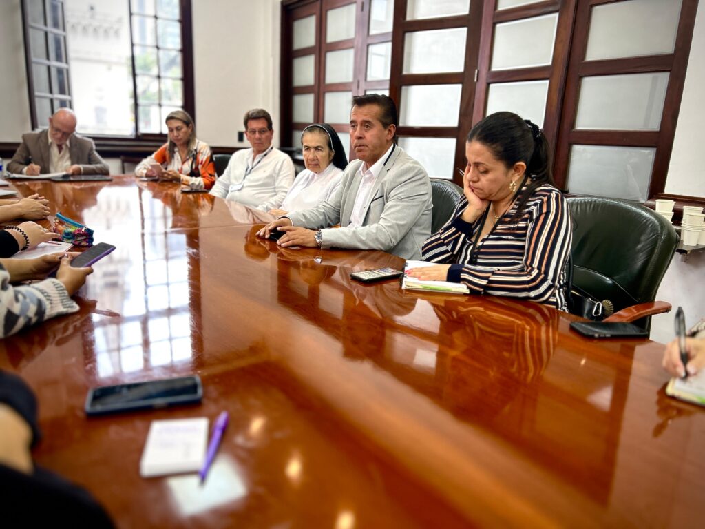 Gobierno de Caldas aborda crisis lechera en reunión con proveedores y operadores