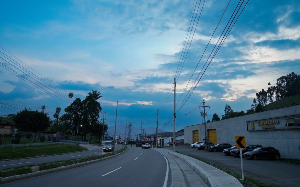 Maltería: Instalación de 16 postes, 32 luminarias LED de 110 w – 600 metros lineales de red y canalización. Posteriormente, se continuará con el proceso hasta la Industria Licorera de Caldas.