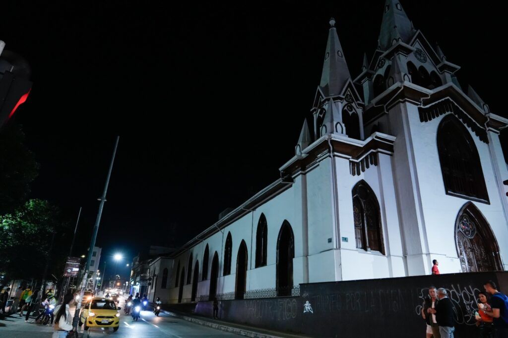 Parque Caldas: Instalación de 3 postes metálicos y 6 luminarias LED de 150 w.