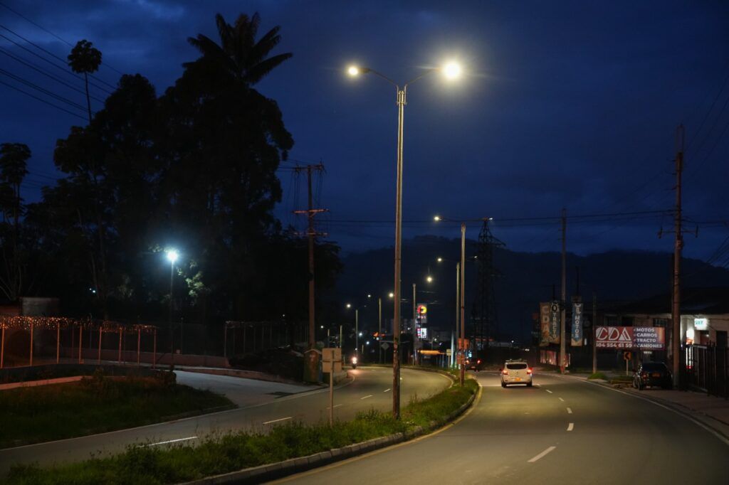 Maltería: Instalación de 16 postes, 32 luminarias LED de 110 w – 600 metros lineales de red y canalización. Posteriormente, se continuará con el proceso hasta la Industria Licorera de Caldas.