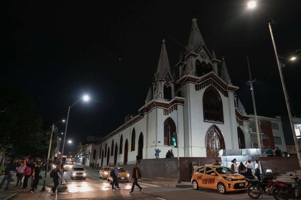 Parque Caldas: Instalación de 3 postes metálicos y 6 luminarias LED de 150 w.