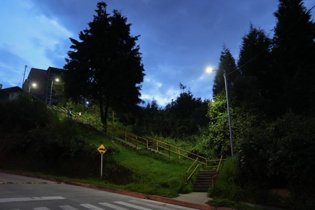 San Sebastián: Instalación de 3 postes y 6 luminarias LED de 35 w