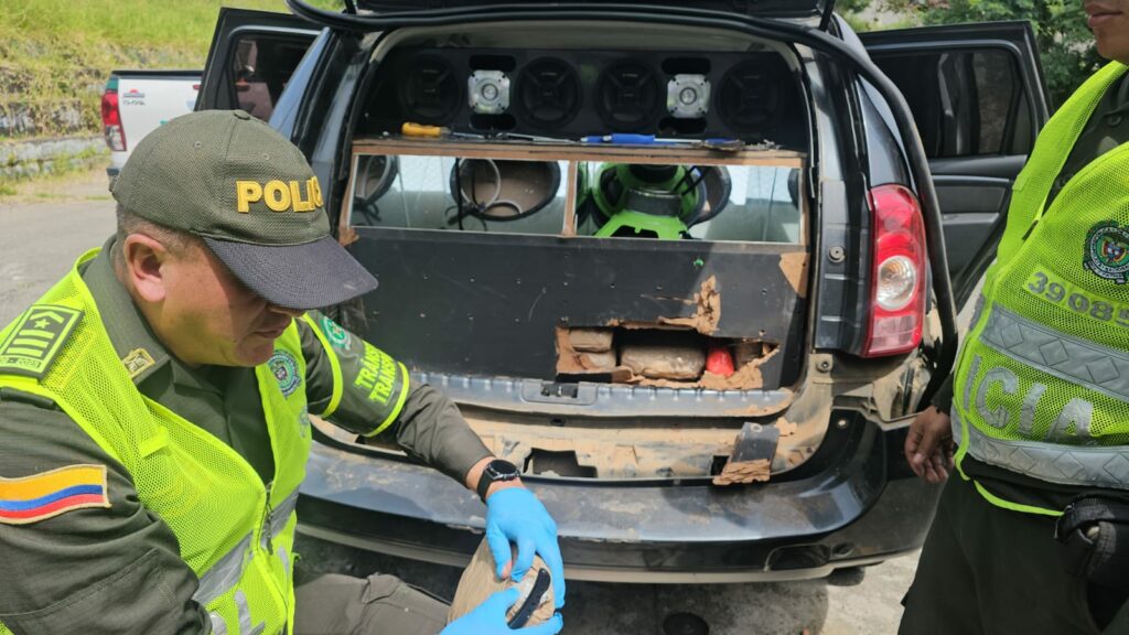 CONTROLES VIALES DURANTE EL PUENTE FESTIVO PERMITEN LA CAPTURA DE UN HOMBRE Y LA INCAUTACIÓN DE MÁS DE 69 KILOS DE BASE DE COCA

 

La droga estaba oculta en una sofisticada caleta dentro del sistema de sonido de un vehículo