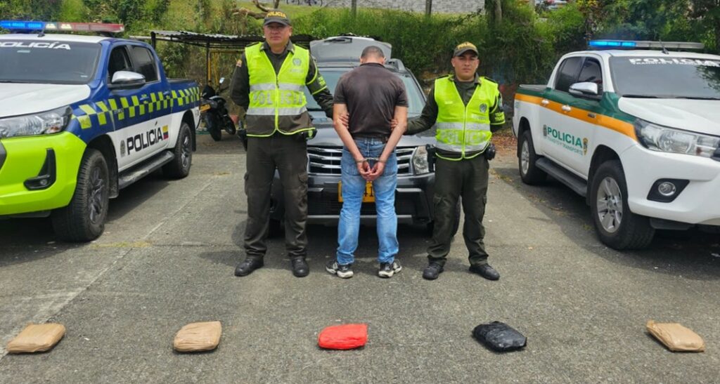 CONTROLES VIALES DURANTE EL PUENTE FESTIVO PERMITEN LA CAPTURA DE UN HOMBRE Y LA INCAUTACIÓN DE MÁS DE 69 KILOS DE BASE DE COCA

 

La droga estaba oculta en una sofisticada caleta dentro del sistema de sonido de un vehículo