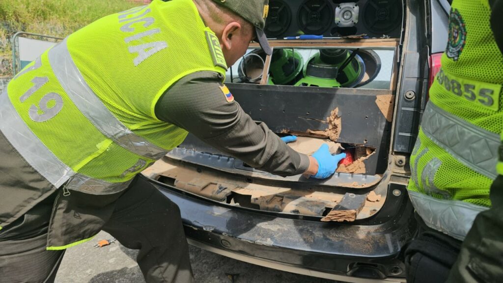 CONTROLES VIALES DURANTE EL PUENTE FESTIVO PERMITEN LA CAPTURA DE UN HOMBRE Y LA INCAUTACIÓN DE MÁS DE 69 KILOS DE BASE DE COCA

 

La droga estaba oculta en una sofisticada caleta dentro del sistema de sonido de un vehículo