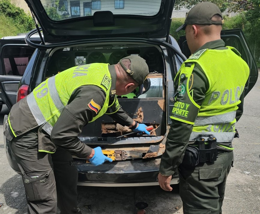 CONTROLES VIALES DURANTE EL PUENTE FESTIVO PERMITEN LA CAPTURA DE UN HOMBRE Y LA INCAUTACIÓN DE MÁS DE 69 KILOS DE BASE DE COCA

 

La droga estaba oculta en una sofisticada caleta dentro del sistema de sonido de un vehículo