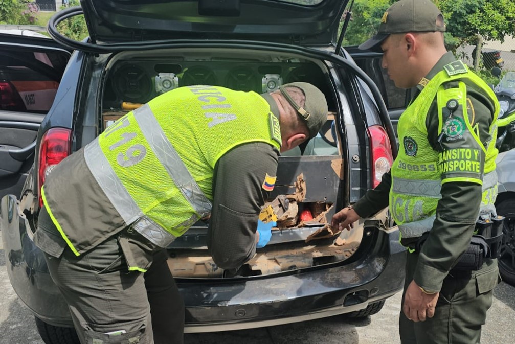 CONTROLES VIALES DURANTE EL PUENTE FESTIVO PERMITEN LA CAPTURA DE UN HOMBRE Y LA INCAUTACIÓN DE MÁS DE 69 KILOS DE BASE DE COCA

 

La droga estaba oculta en una sofisticada caleta dentro del sistema de sonido de un vehículo