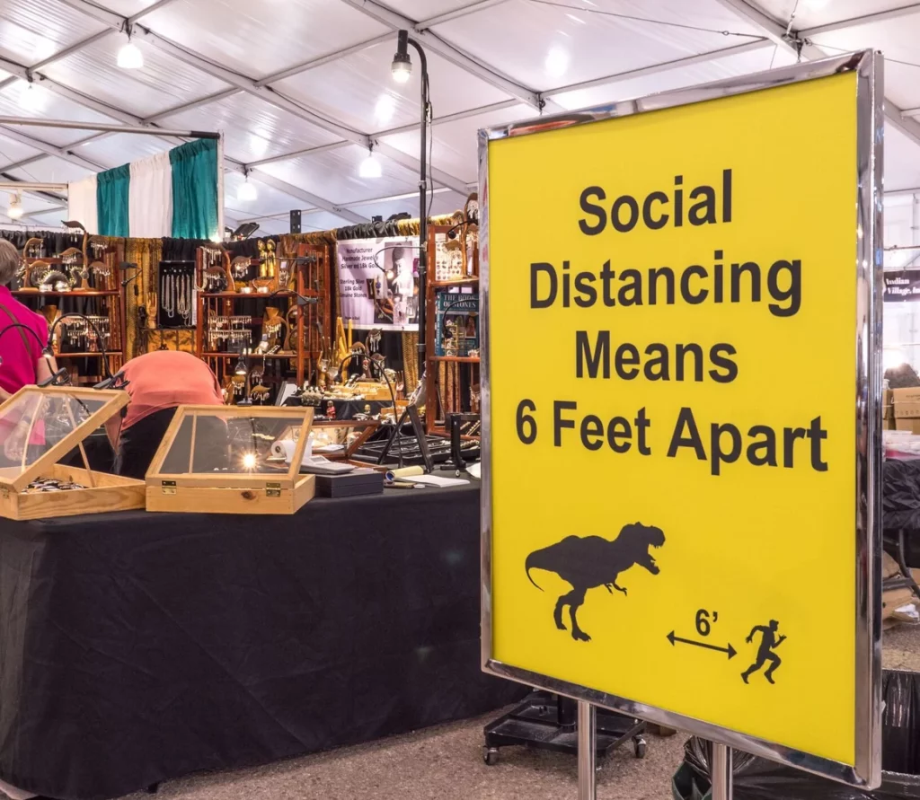 La feria Tucson Gem, Mineral and Fossil, que se realizó durante la pandemia de COVID-19 con algunas indicaciones de marca para los participantes, es uno de los mercados de fósiles más importantes de los EE. UU. (Foto de Wild Horizons/Universal Images Group vía Getty Images)