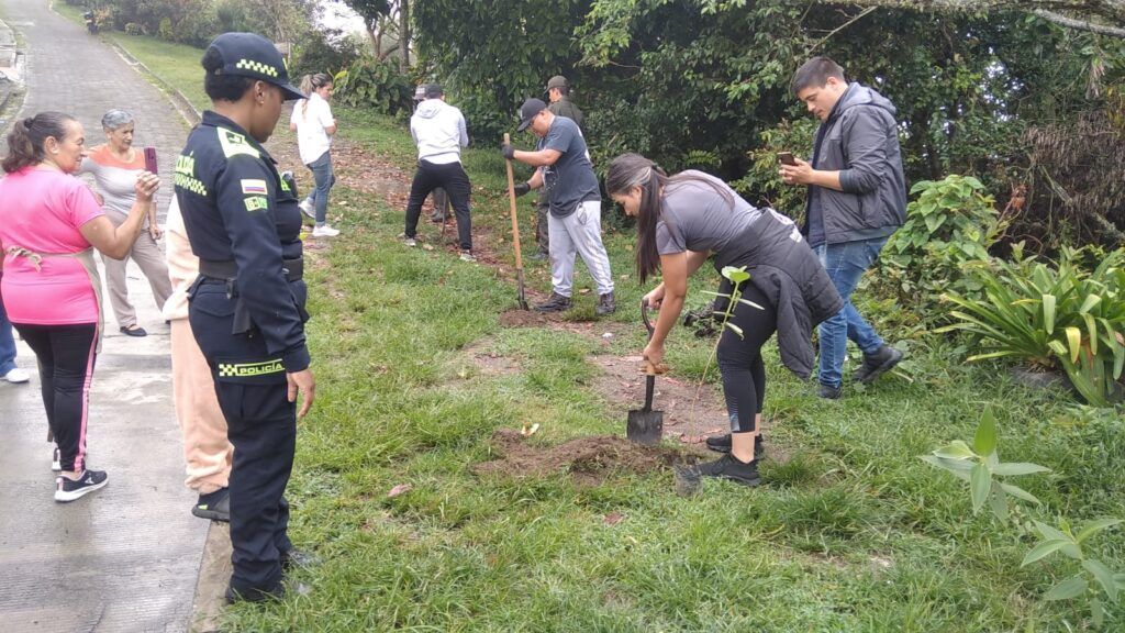 La siembra de 50 nuevos árboles en la zona semirrural de Manizales impulsa el progreso ambiental