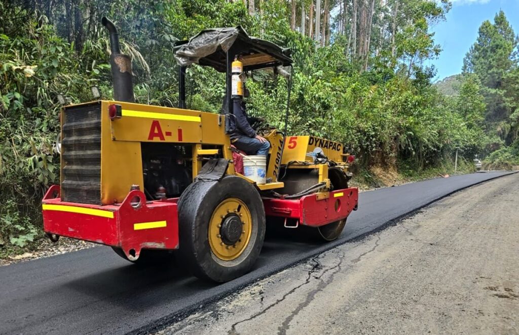 Luego de los llamados de atención que la Gobernación de Caldas realizó al contratista, ya se llegó a la fase de pavimentación en la vía Riosucio – Jardín