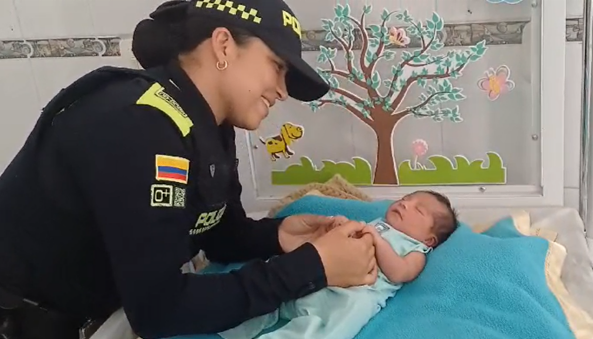 COMUNIDAD Y POLICÍA RESCATAN UNA BEBA RECIÉN NACIDA EN UN CAFETAL EN ZONA RURAL DE RIOSUCIO

 

Milagro de Vida: Sobrevive Contra Todo Pronóstico y Recibe una Segunda Oportunidad