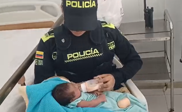 COMUNIDAD Y POLICÍA RESCATAN UNA BEBA RECIÉN NACIDA EN UN CAFETAL EN ZONA RURAL DE RIOSUCIO

 

Milagro de Vida: Sobrevive Contra Todo Pronóstico y Recibe una Segunda Oportunidad