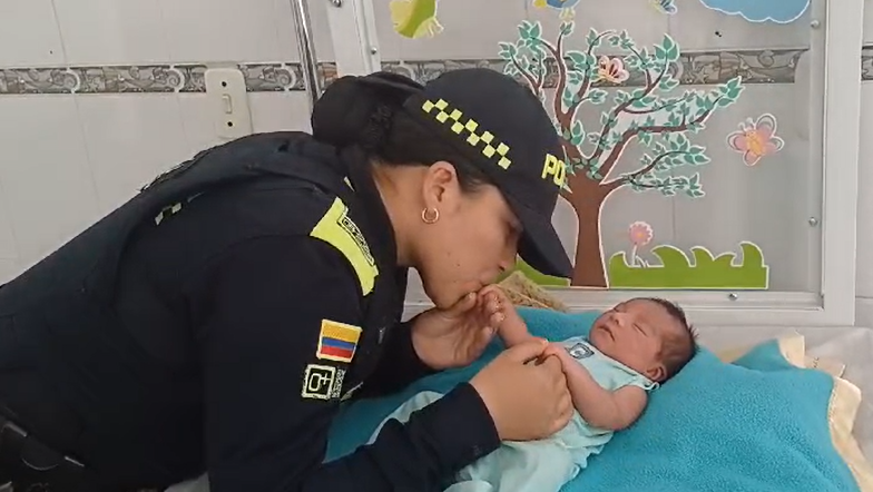 COMUNIDAD Y POLICÍA RESCATAN UNA BEBA RECIÉN NACIDA EN UN CAFETAL EN ZONA RURAL DE RIOSUCIO

 

Milagro de Vida: Sobrevive Contra Todo Pronóstico y Recibe una Segunda Oportunidad