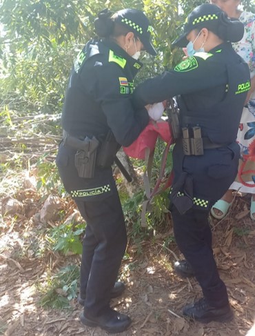 COMUNIDAD Y POLICÍA RESCATAN UNA BEBA RECIÉN NACIDA EN UN CAFETAL EN ZONA RURAL DE RIOSUCIO

 

Milagro de Vida: Sobrevive Contra Todo Pronóstico y Recibe una Segunda Oportunidad