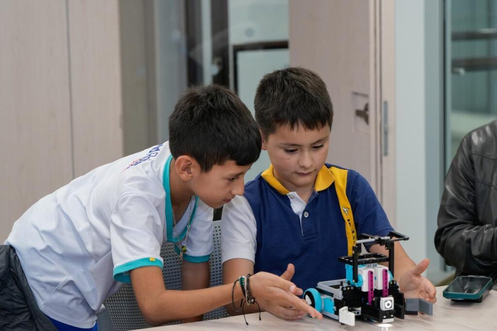 “Niños Genios” de Manizales, rumbo a la final nacional de Robótica
