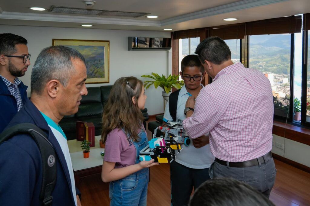 “Niños Genios” de Manizales, rumbo a la final nacional de Robótica