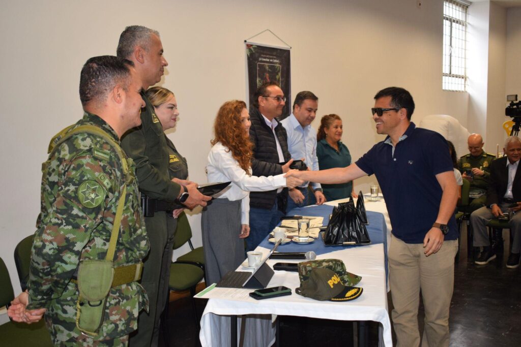 Comité de Cafeteros, Policía y Ejército anunciaron el inicio de la cosecha cafetera en Caldas