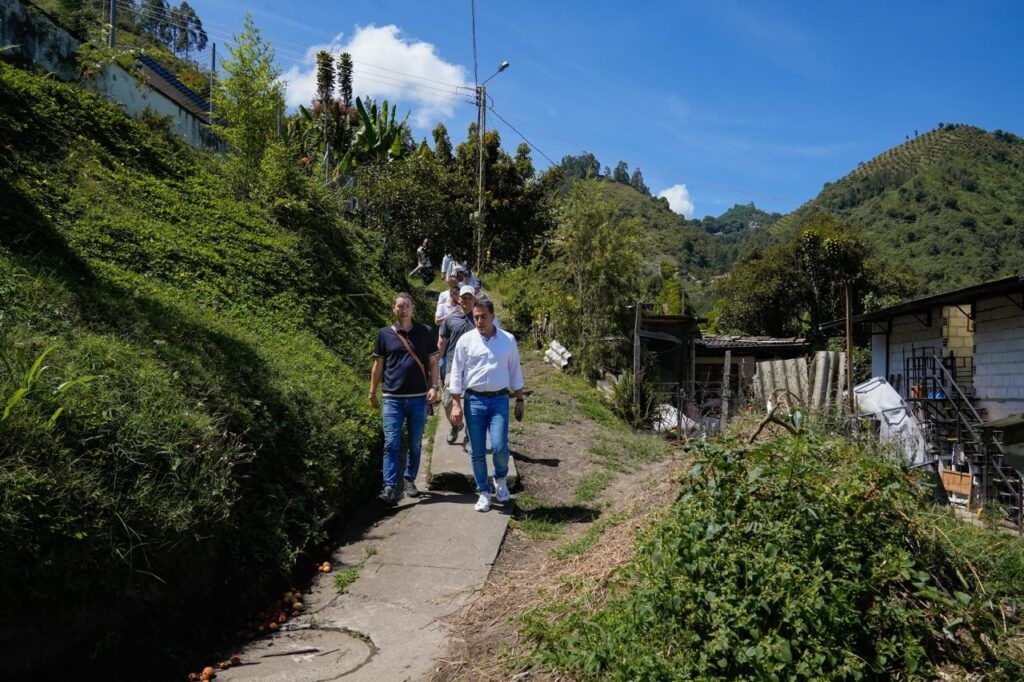 Soluciones a necesidades de la comunidad del Corregimiento El Manantial, con Gobierno en la Calle