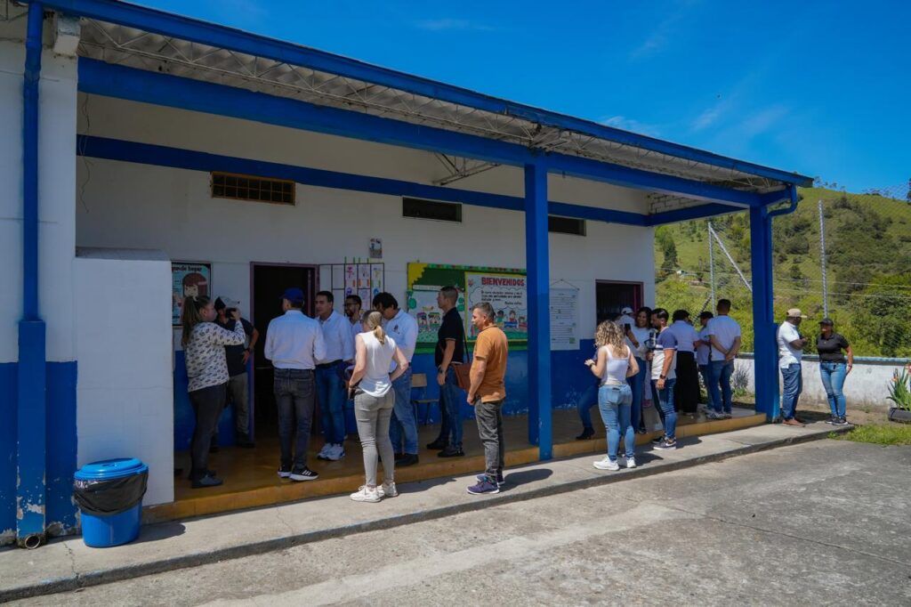 Soluciones a necesidades de la comunidad del Corregimiento El Manantial, con Gobierno en la Calle