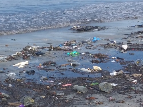 La Corte Constitucional protege los derechos de los residentes de Los Cocos en Santa Marta, exigiendo medidas urgentes para resolver el desbordamiento de aguas negras que afecta su salud y calidad de vida.