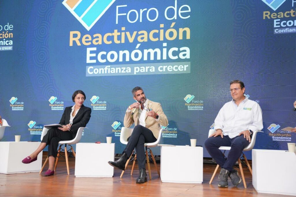 En el Foro de Reactivación Económica en Manizales, Hernando Chica Zuccardi, presidente del Banco Agrario, anunció un significativo aumento en la financiación para el sector agropecuario y la economía popular, junto con un acuerdo de tasa compensada con la Gobernación de Caldas para apoyar a las pequeñas productoras