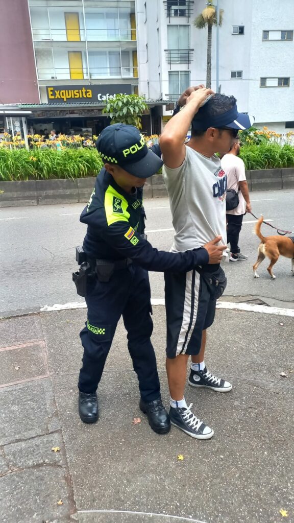 BALANCE DEL FIN DE SEMANA 52 armas cortopunzantes fueron sacadas de las calles de Manizales y Villamaría y se realizaron 107 órdenes de comparendo