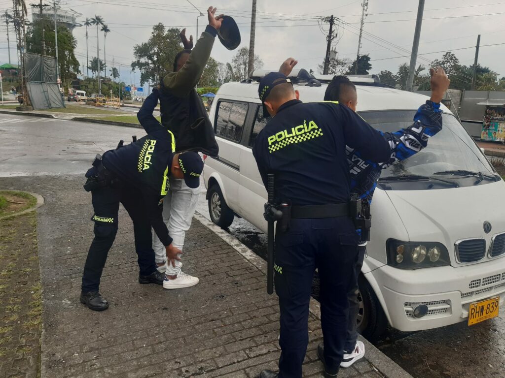 BALANCE DEL FIN DE SEMANA 52 armas cortopunzantes fueron sacadas de las calles de Manizales y Villamaría y se realizaron 107 órdenes de comparendo