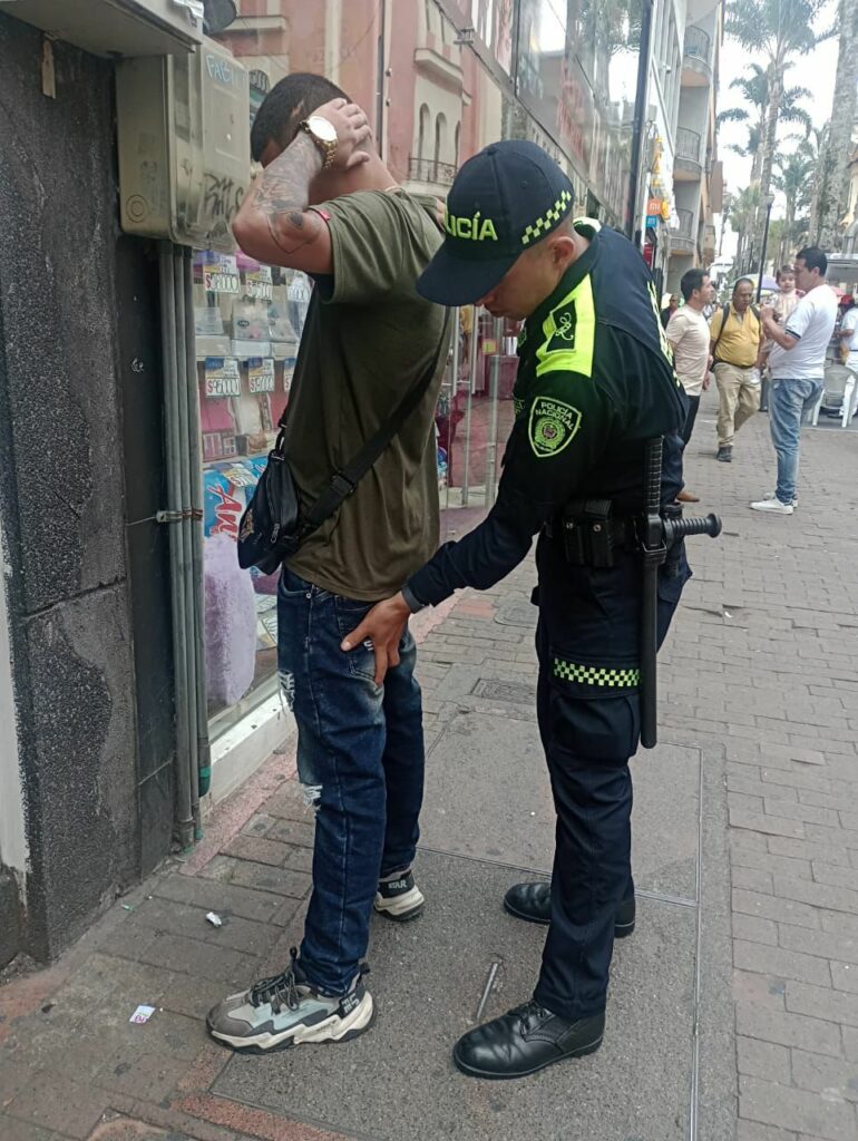 BALANCE DEL FIN DE SEMANA 52 armas cortopunzantes fueron sacadas de las calles de Manizales y Villamaría y se realizaron 107 órdenes de comparendo