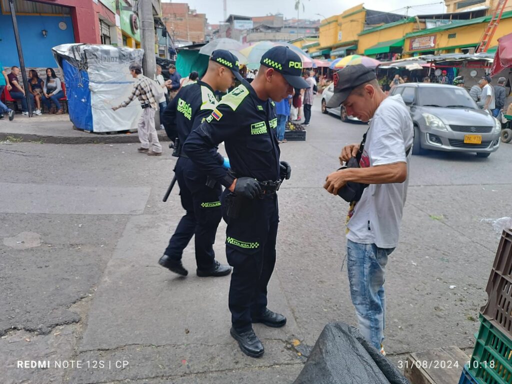 BALANCE DEL FIN DE SEMANA 52 armas cortopunzantes fueron sacadas de las calles de Manizales y Villamaría y se realizaron 107 órdenes de comparendo