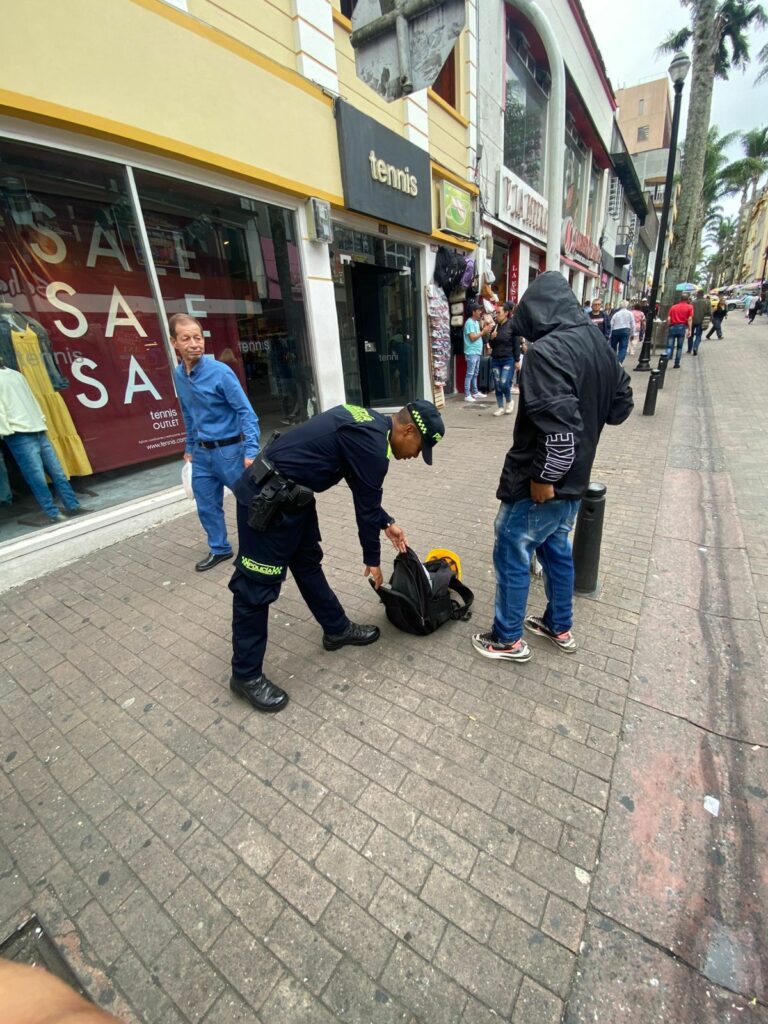 BALANCE DEL FIN DE SEMANA 52 armas cortopunzantes fueron sacadas de las calles de Manizales y Villamaría y se realizaron 107 órdenes de comparendo