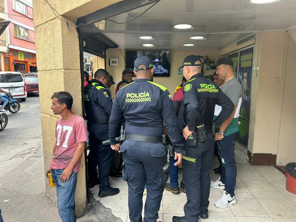 BALANCE DEL FIN DE SEMANA 52 armas cortopunzantes fueron sacadas de las calles de Manizales y Villamaría y se realizaron 107 órdenes de comparendo