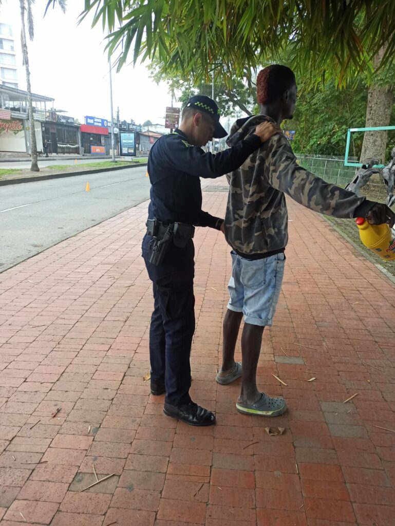 BALANCE DEL FIN DE SEMANA 52 armas cortopunzantes fueron sacadas de las calles de Manizales y Villamaría y se realizaron 107 órdenes de comparendo