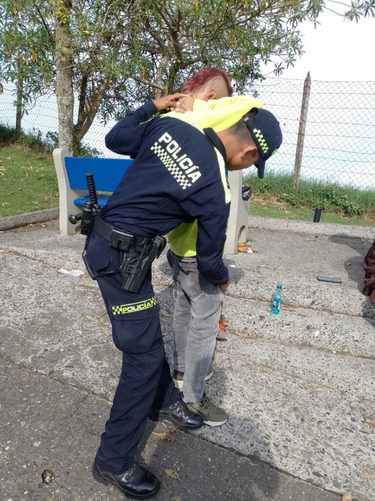 BALANCE DEL FIN DE SEMANA 52 armas cortopunzantes fueron sacadas de las calles de Manizales y Villamaría y se realizaron 107 órdenes de comparendo