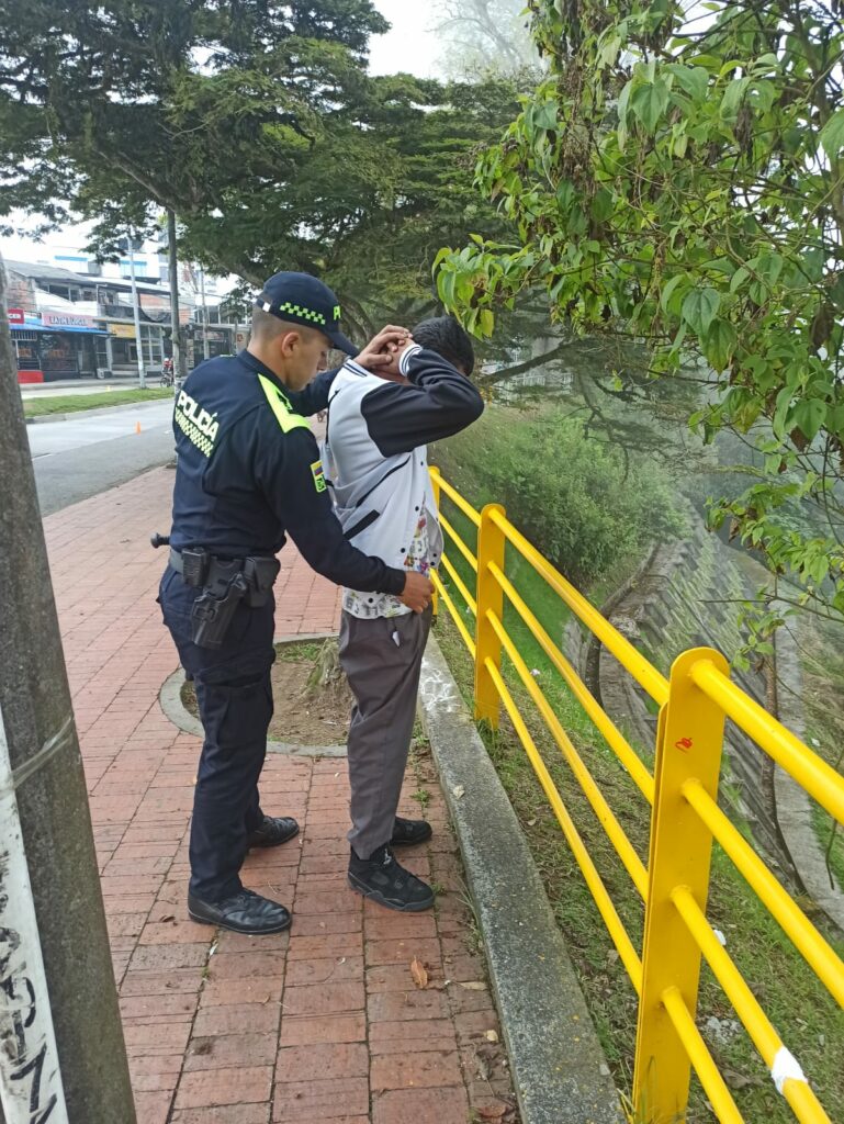 BALANCE DEL FIN DE SEMANA 52 armas cortopunzantes fueron sacadas de las calles de Manizales y Villamaría y se realizaron 107 órdenes de comparendo