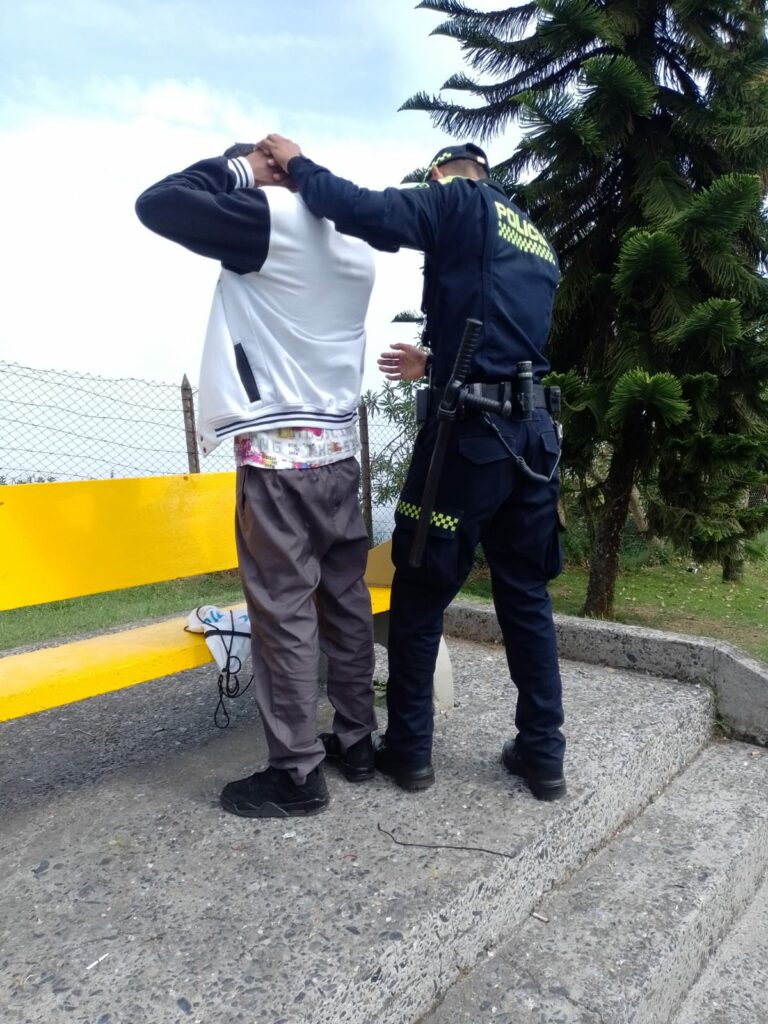 BALANCE DEL FIN DE SEMANA 52 armas cortopunzantes fueron sacadas de las calles de Manizales y Villamaría y se realizaron 107 órdenes de comparendo