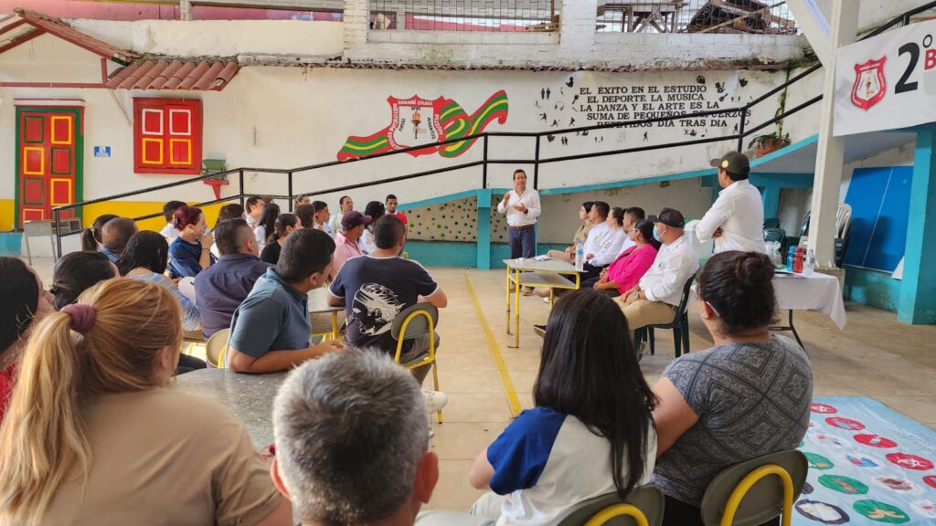 810 estudiantes de Caldas estrenan sillas y escritorios gracias a programa de la Secretaría de Educación y la Industria Licorera