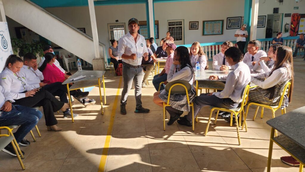 810 estudiantes de Caldas estrenan sillas y escritorios gracias a programa de la Secretaría de Educación y la Industria Licorera