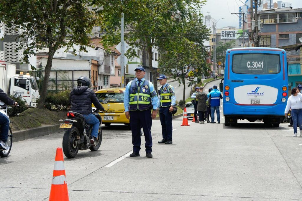 Al motociclista que practicaba maniobras peligrosas y que causó siniestro vial, le aplican inmovilización y multa
